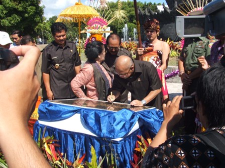 Penandatanganan Prasasti Oleh Menteri Perhubungan 